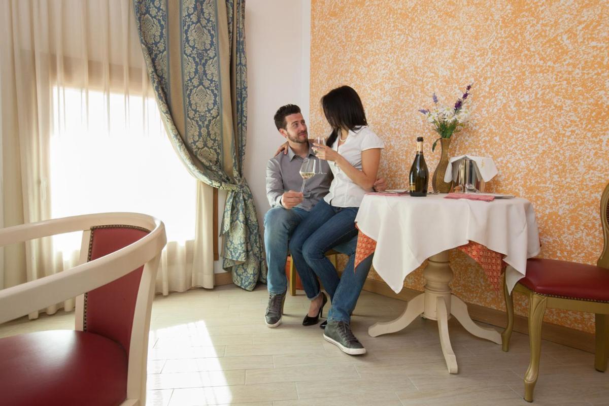 Albergo Antica Corte Marchesini Campagna Lupia ภายนอก รูปภาพ