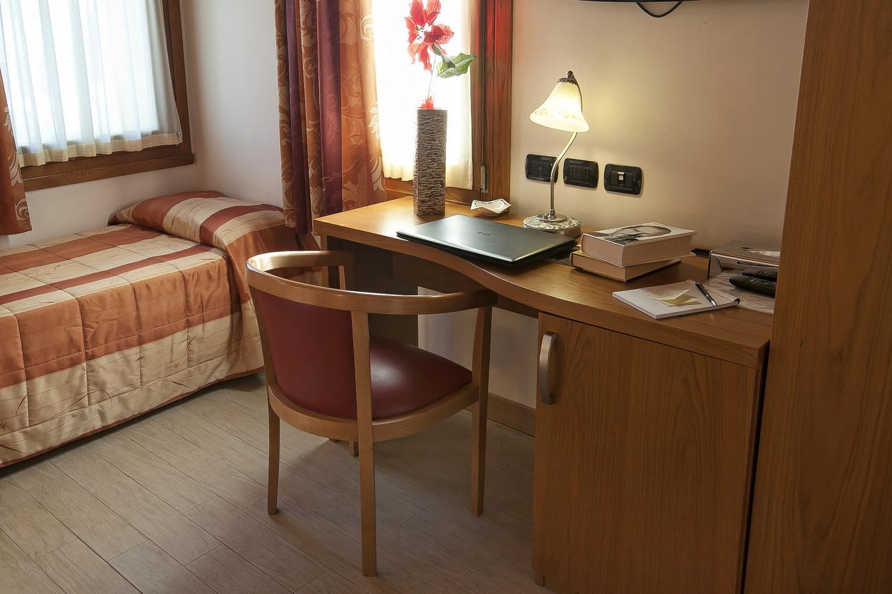 Albergo Antica Corte Marchesini Campagna Lupia ภายนอก รูปภาพ